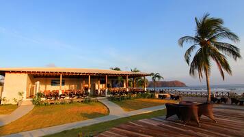 Mittagessen, Abendessen, internationale Küche, Blick auf den Strand