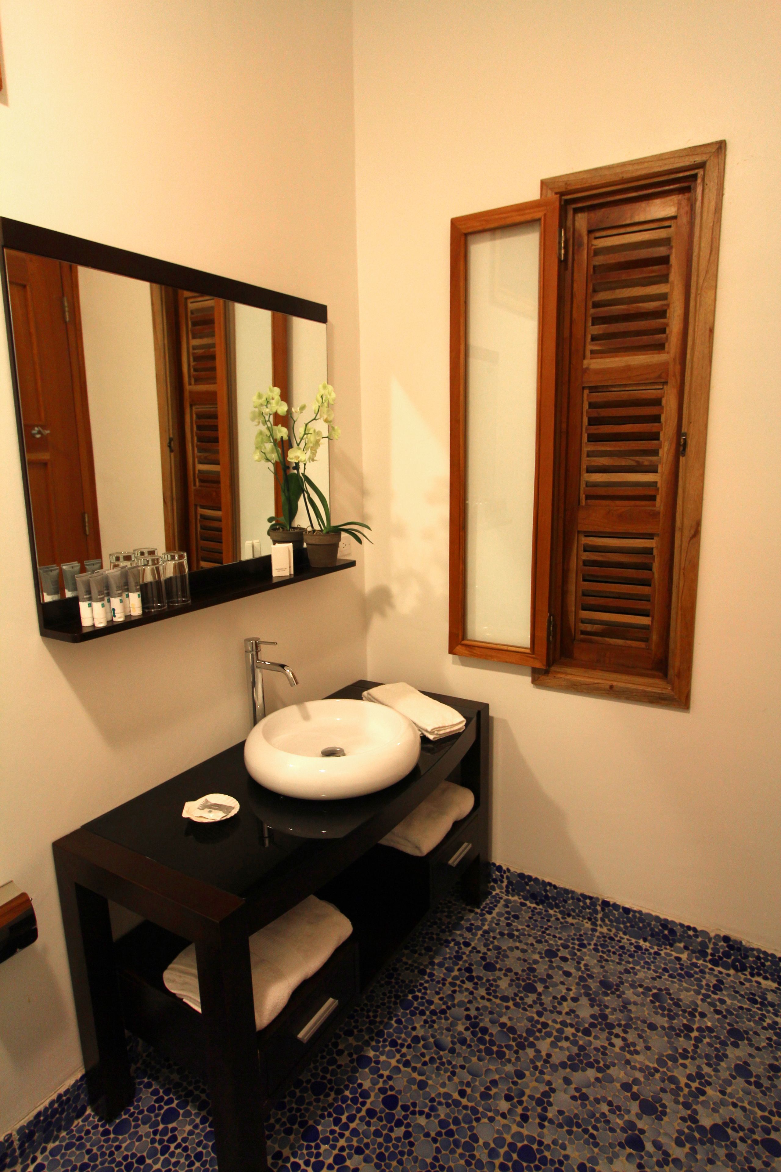 room, 1 bedroom | bathroom sink