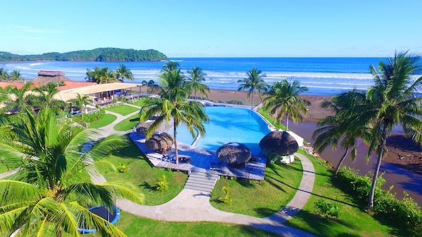 Outdoor pool, free cabanas, sun loungers