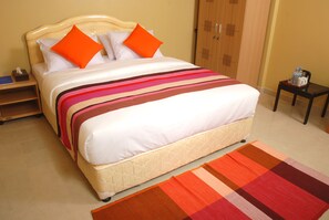 Minibar, coffres-forts dans les chambres, bureau