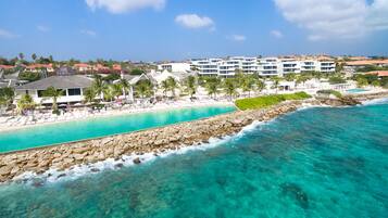 Accommodatie ligt op het strand, wit zand, ligstoelen, strandlakens