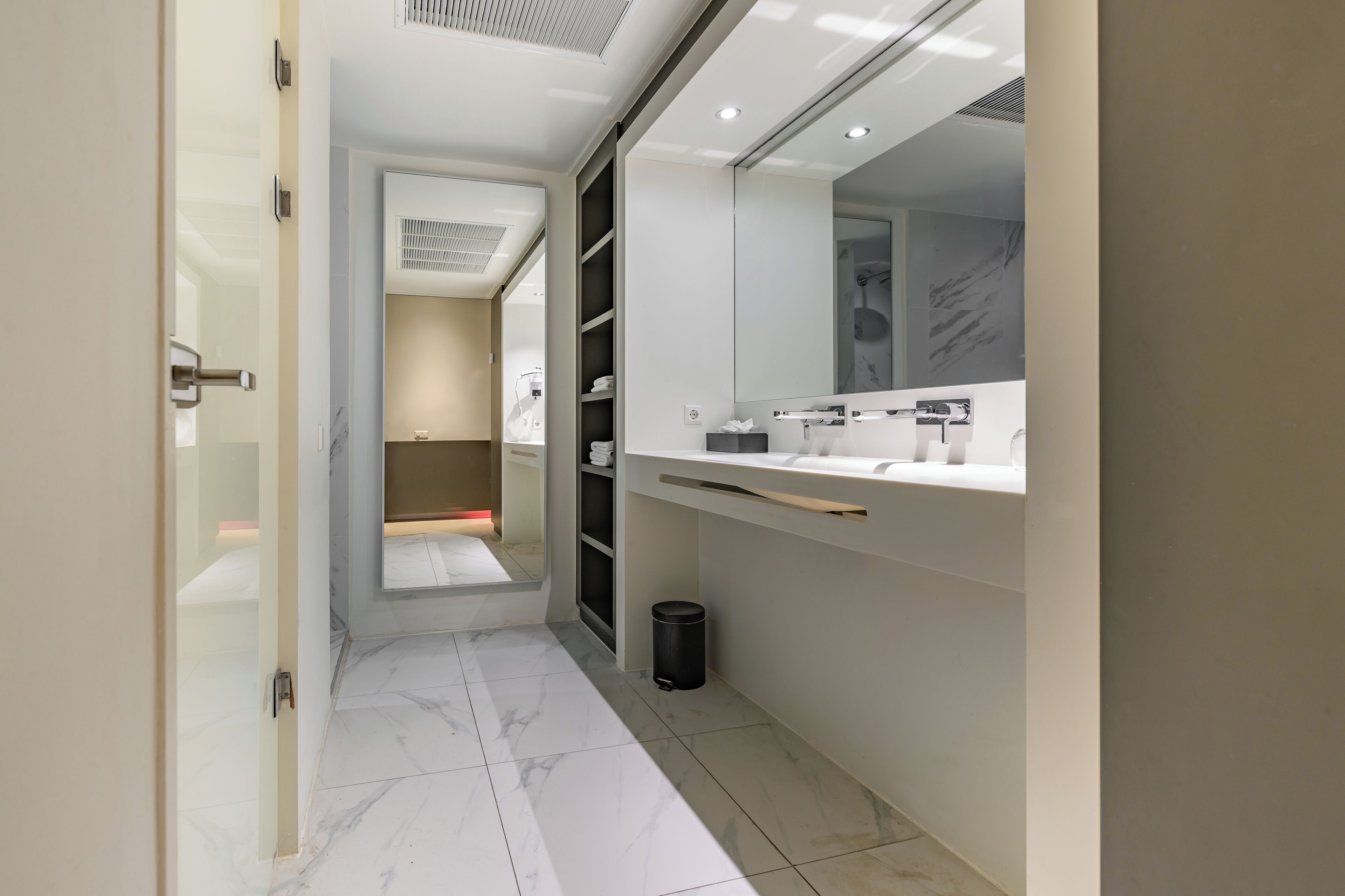 shower, rainfall showerhead, free toiletries, hair dryer