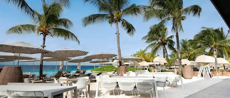 Plage, sable blanc, chaises longues, serviettes de plage