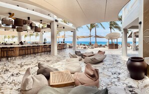 10 restaurants; breakfast, lunch, and dinner served