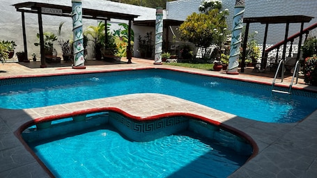 Una piscina al aire libre. Hotel Casablanca