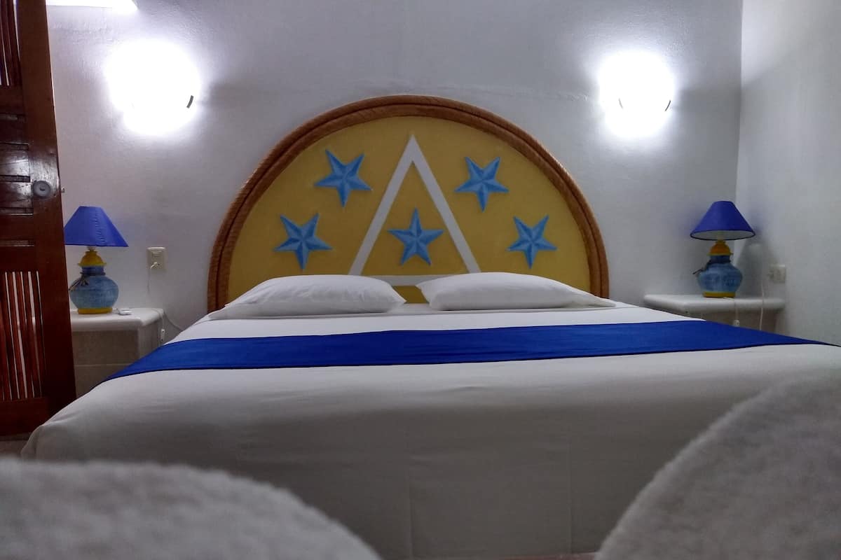 Caja de seguridad en la habitación y ropa de cama