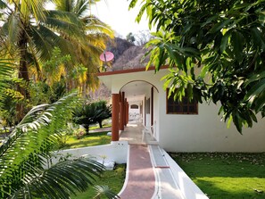 Studio, 1 Katil Raja (King), Kitchenette | Peti besi dalam bilik, cadar katil 