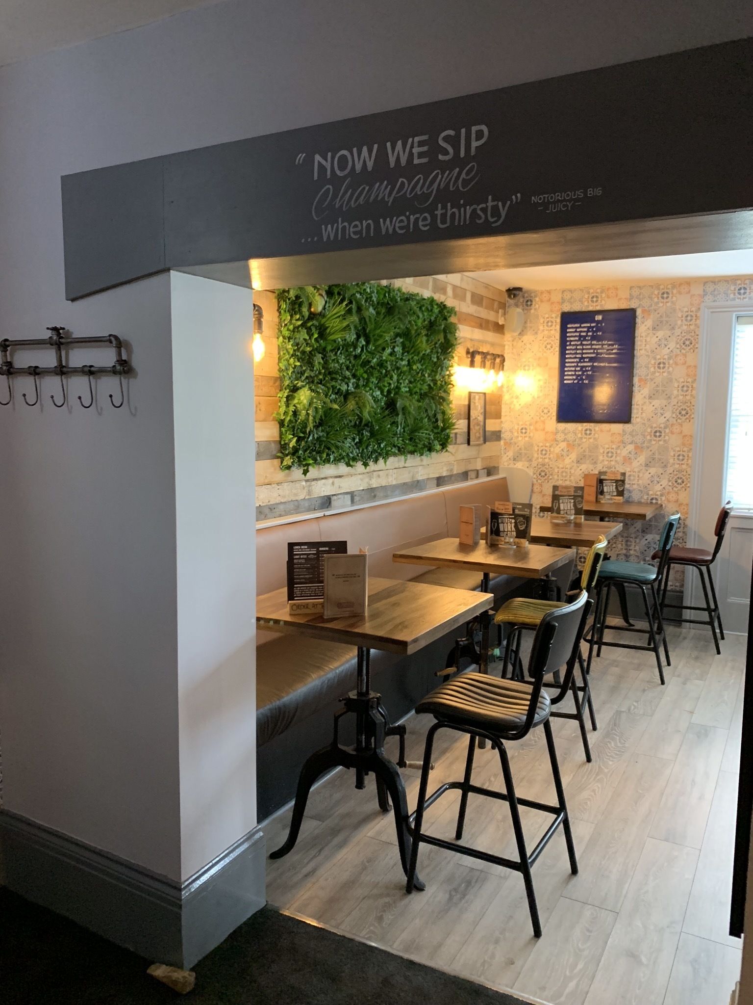 serves breakfast, lunch and dinner