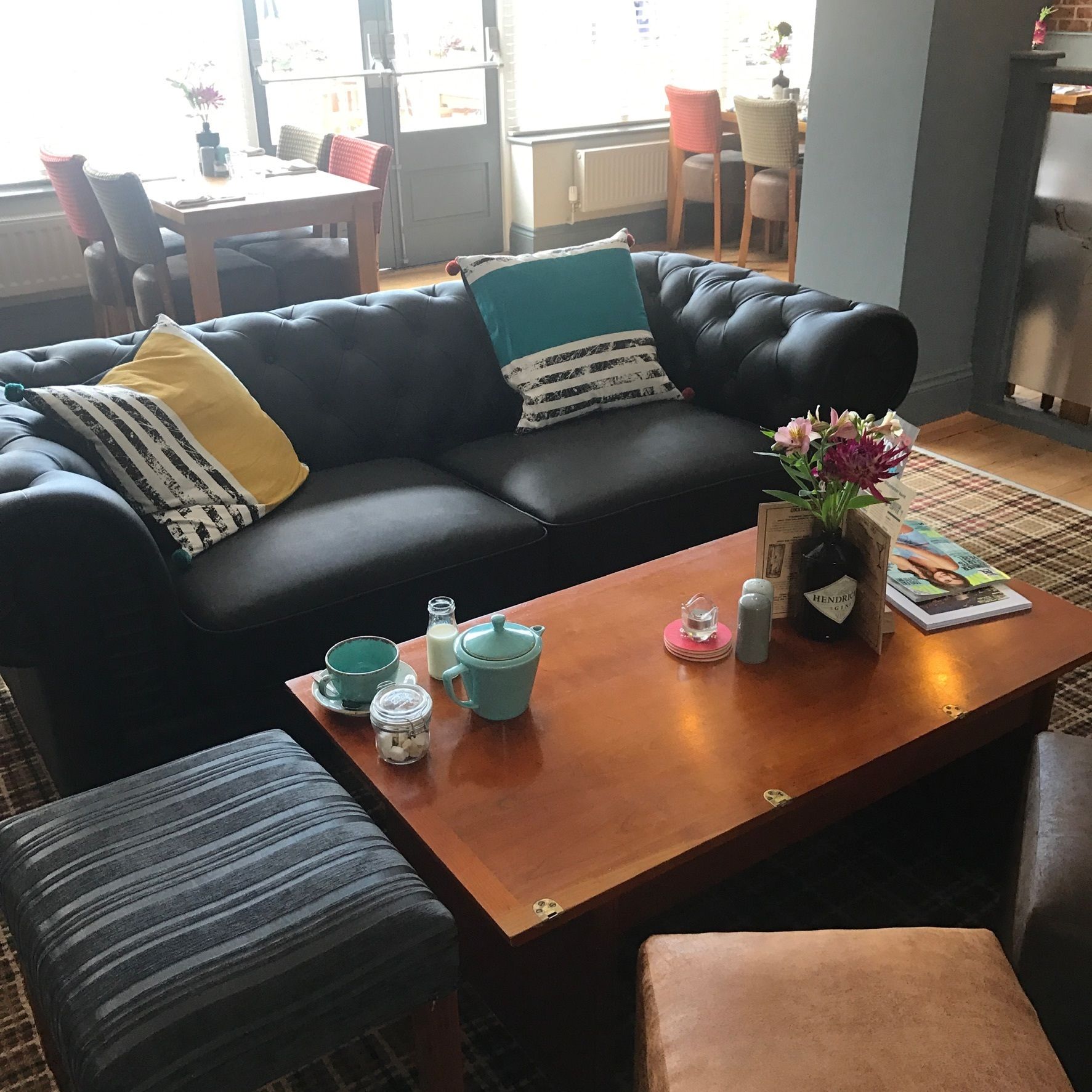 Serves breakfast, lunch, and dinner