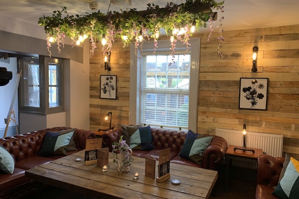 Serviert FrĂŒhstĂŒck, Mittagessen und Abendessen