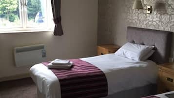 Chambre avec lits jumeaux | Lits pliants/supplémentaires, Wi-Fi gratuit, draps fournis