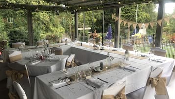 Breakfast, lunch, dinner served; British cuisine