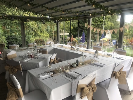 Se sirven desayunos, almuerzos y cenas; cocina británica