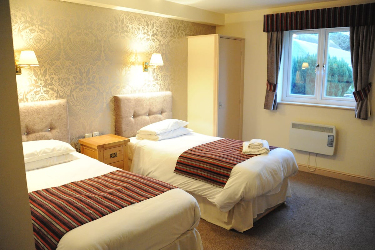 twin room | rollaway beds, free wifi, bed sheets