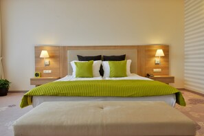 Minibar, in-room safe, desk, blackout drapes - Suite Hotel Sofia (Sofia)