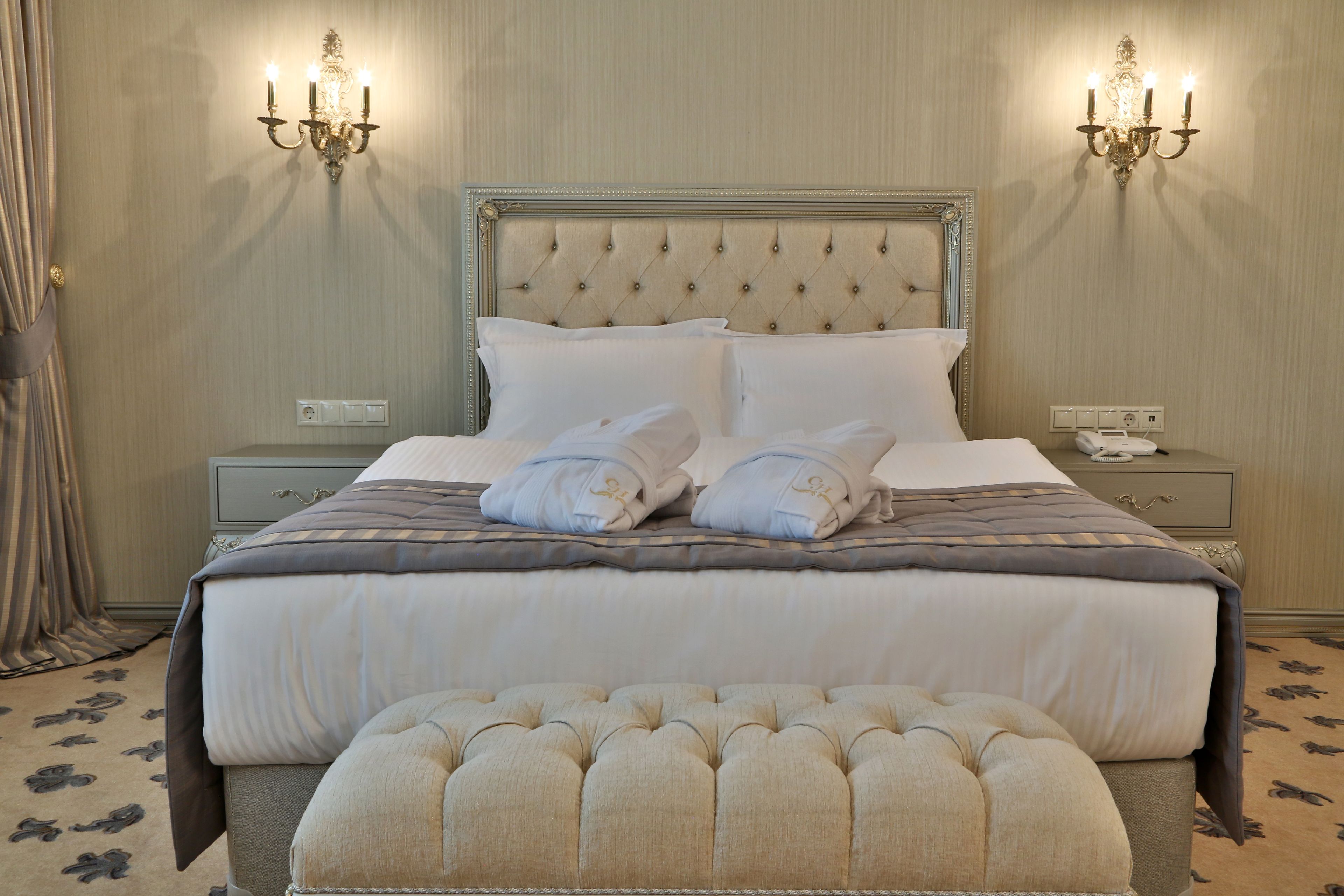 family room | minibar, in-room safe, desk, soundproofing