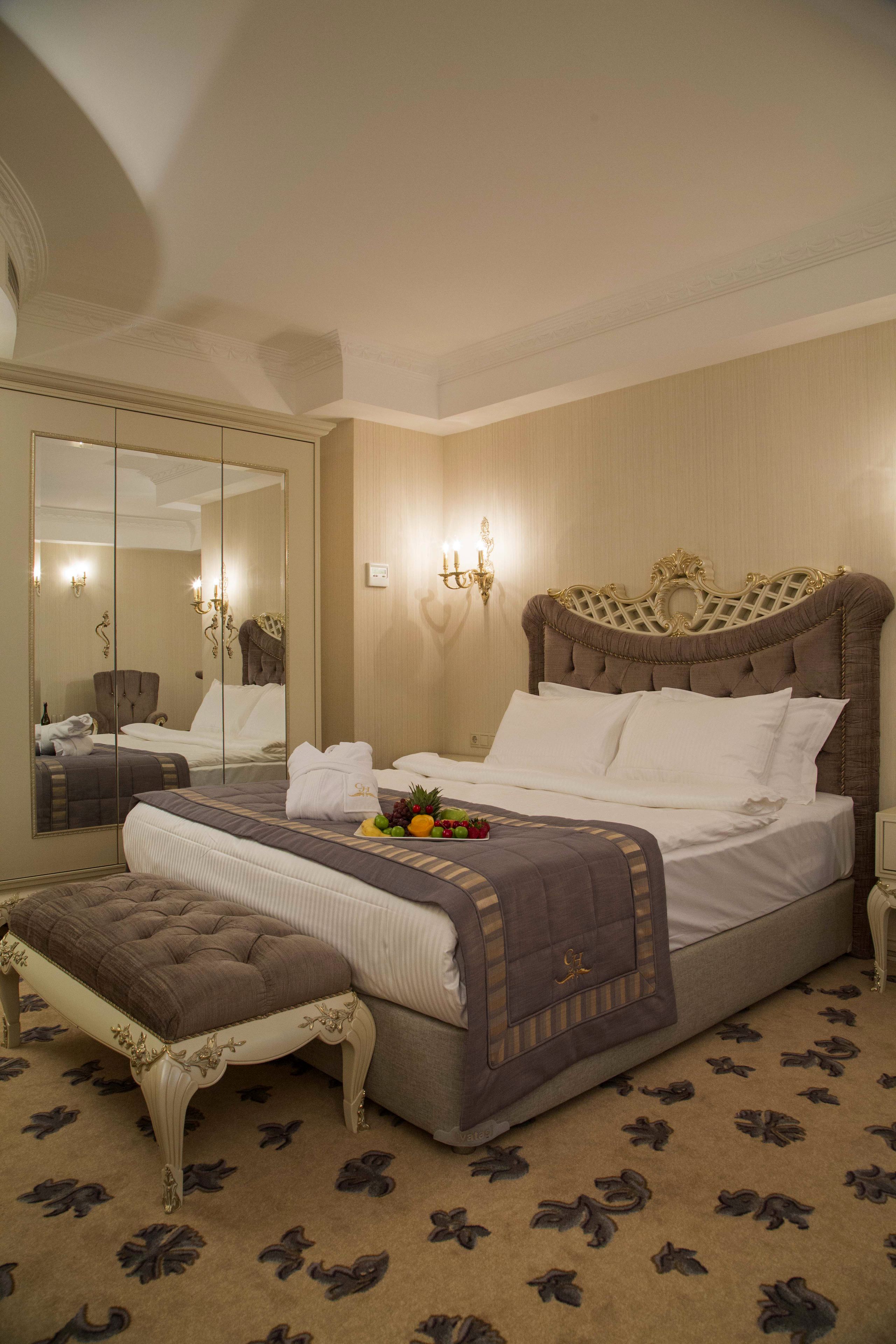 family room | minibar, in-room safe, desk, soundproofing