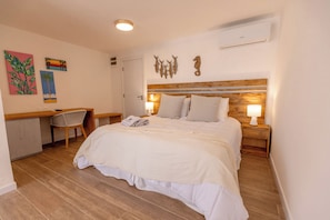 Stuga Junior | BÀddmadrasser, vÀrdeförvaringsskÄp pÄ rummet och unika möbler