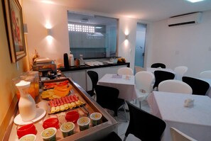 Tägliches inbegriffenes Frühstücksbuffet