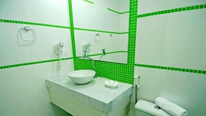 Bathroom | Shower, free toiletries, hair dryer - Hotel Casa Branca Unidade I (Joao Pessoa)