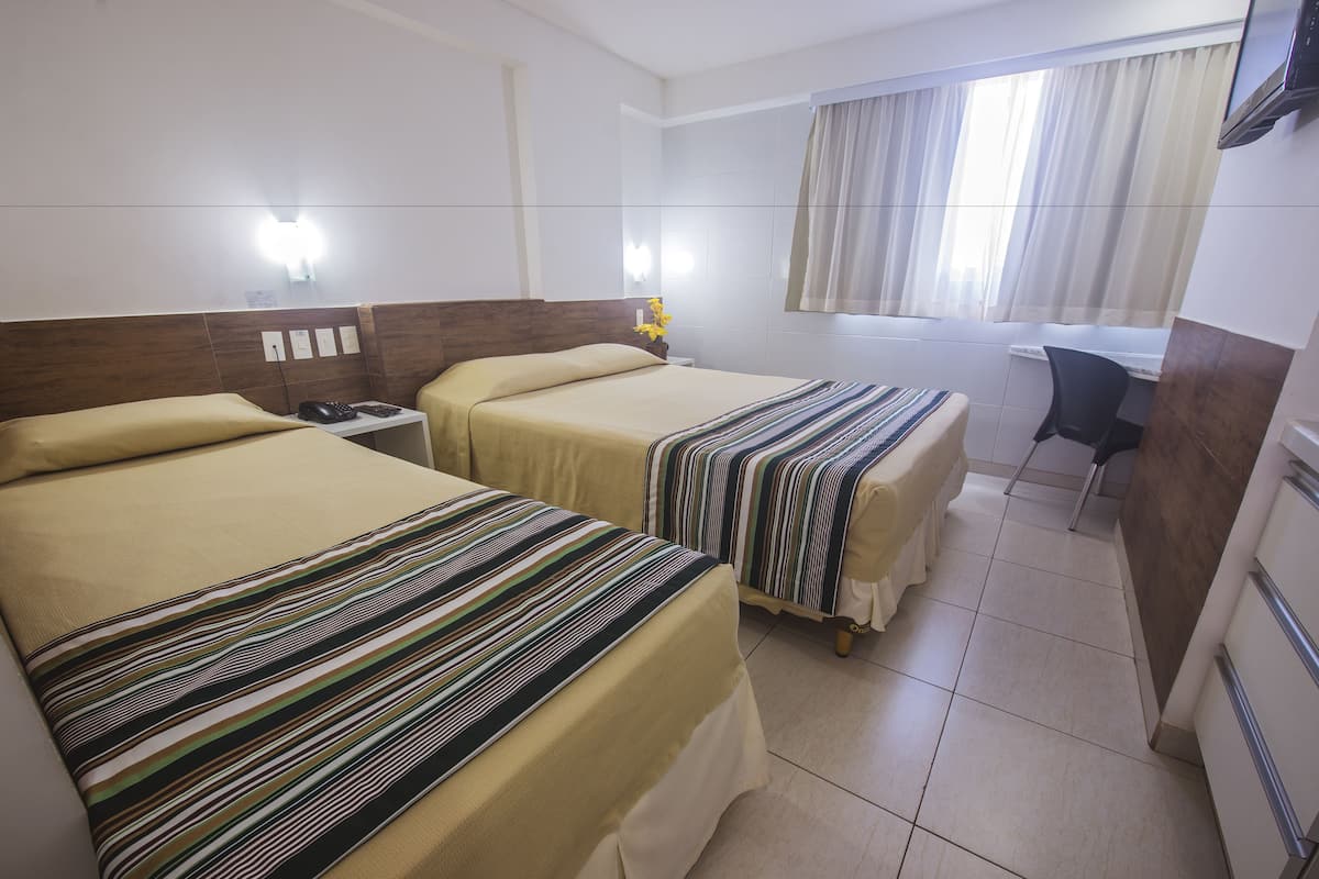 Een minibar, een kluis op de kamer, een bureau, verduisterende gordijnen