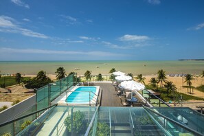 Outdoor pool, sun loungers - Hotel Corais de Tambaú (João Pessoa)