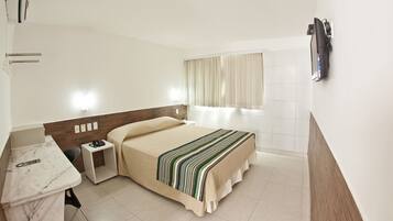 Frigobar, cofres nos quartos, escrivaninha, cortinas blackout