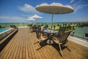 Outdoor pool, sun loungers - Hotel Corais de Tambaú (João Pessoa)