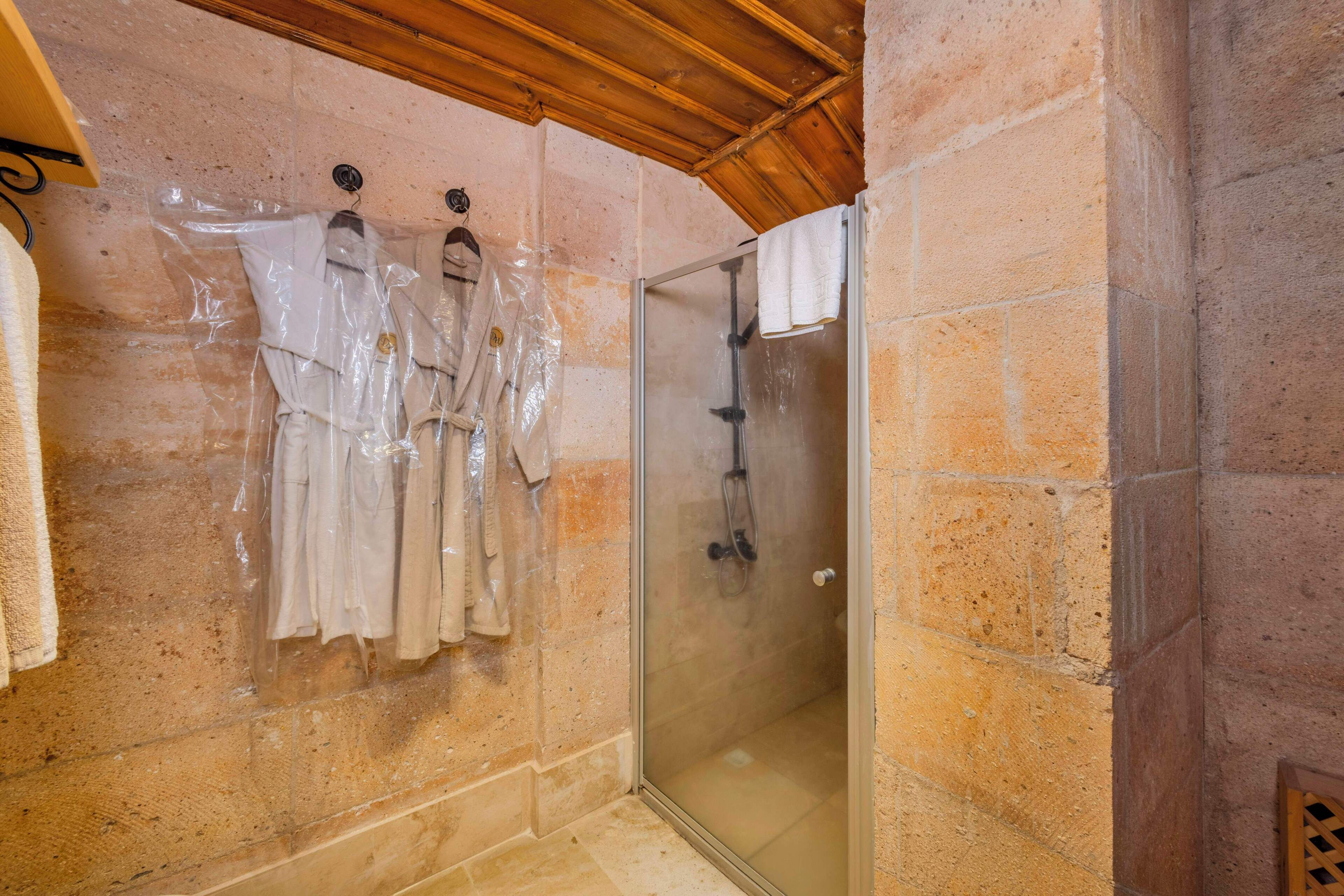 King Suite | Bathroom | Shower, free toiletries, hair dryer, bathrobes