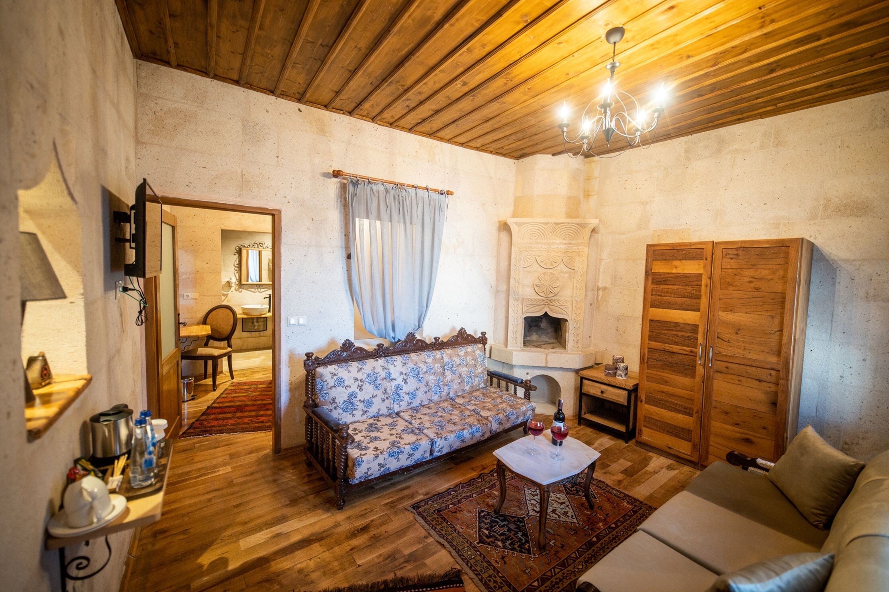 deluxe suite | living area | 37-inch smart tv with cable channels, tv, fireplace