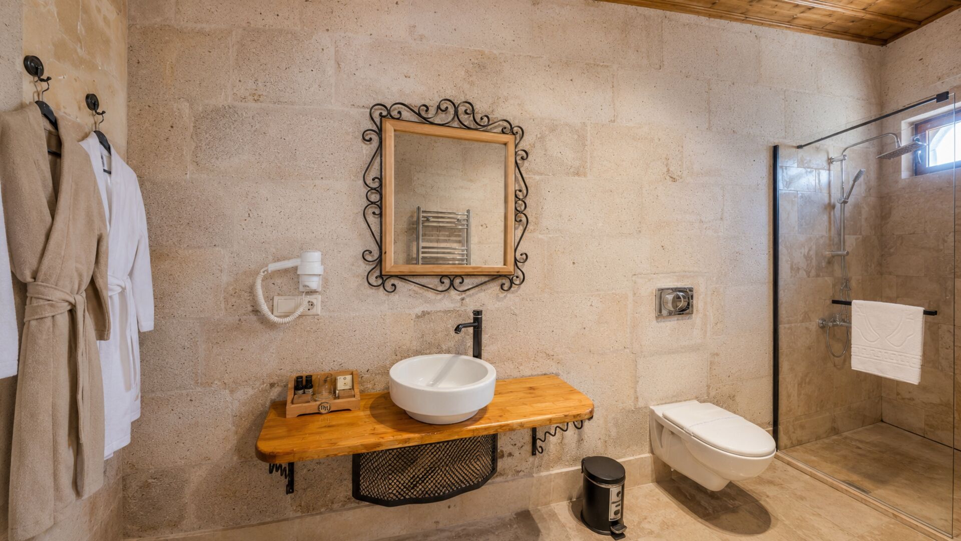 Deluxe Double Room | Bathroom | Shower, free toiletries, hair dryer, bathrobes