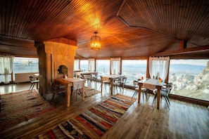 Se sirven desayunos y almuerzos, restaurante con mesas al aire libre