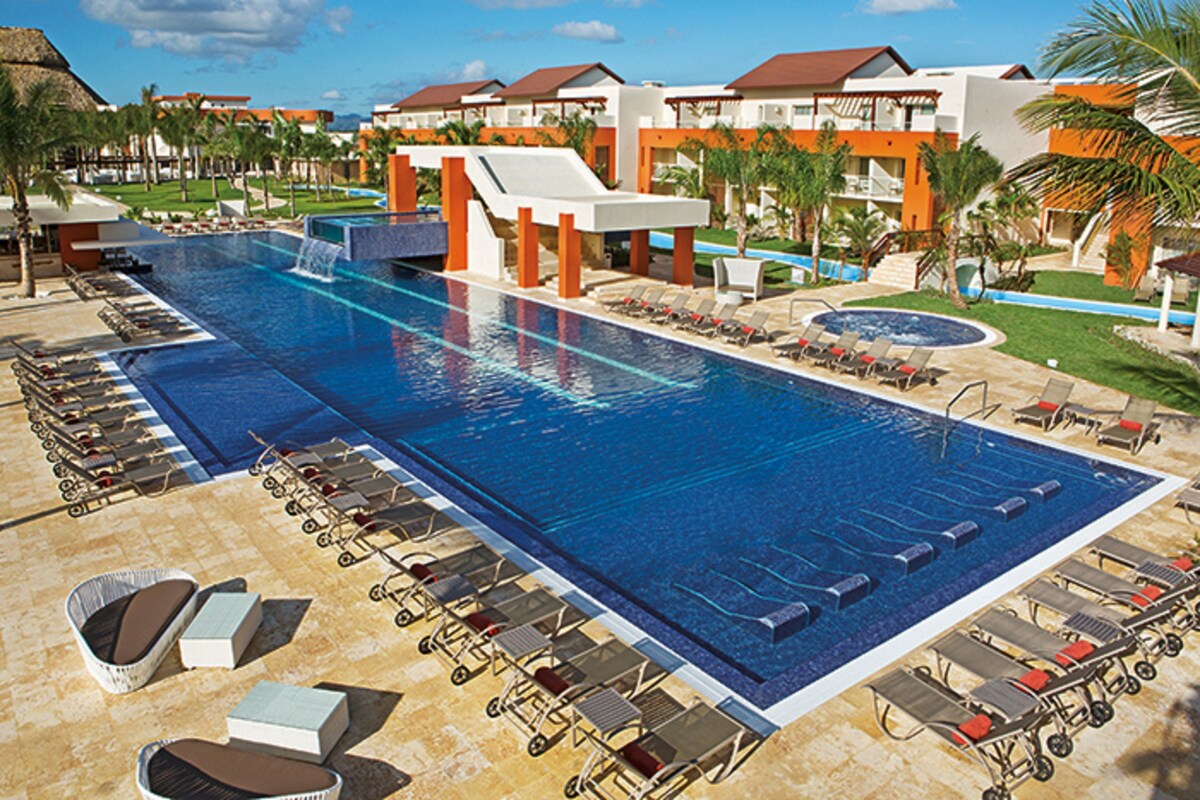 4 outdoor pools, pool umbrellas, sun loungers