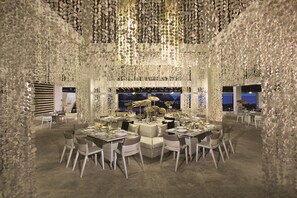 供应晚餐，亚洲菜