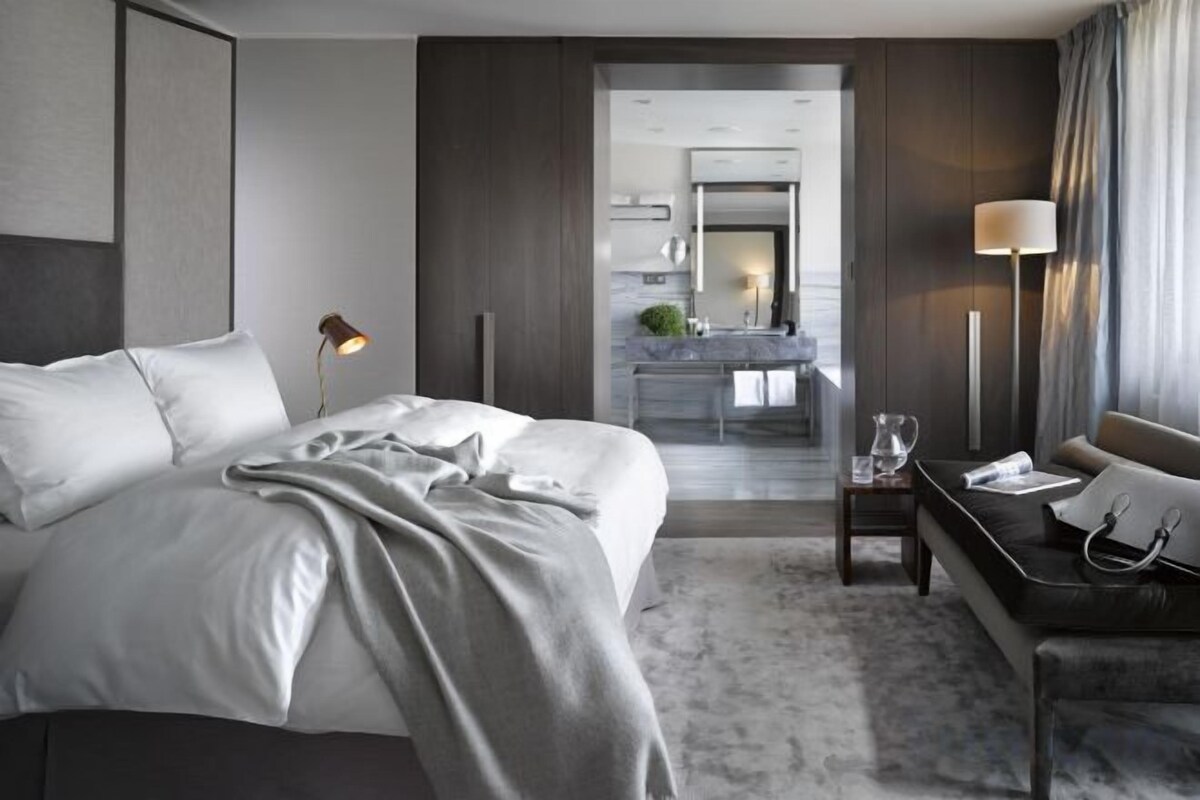 Hypo-allergenic bedding available, down comforters, minibar