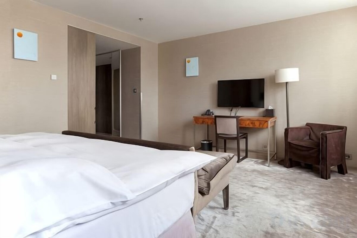 Hypo-allergenic bedding, down duvets, minibar, in-room safe