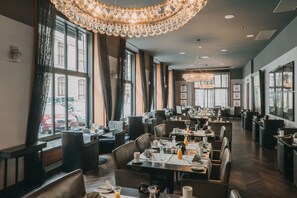 Breakfast, lunch, dinner served; American cuisine