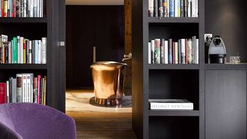 Suite Library | Bộ đồ giường kháng dị ứng, chăn bông, minibar, két bảo mật tại phòng