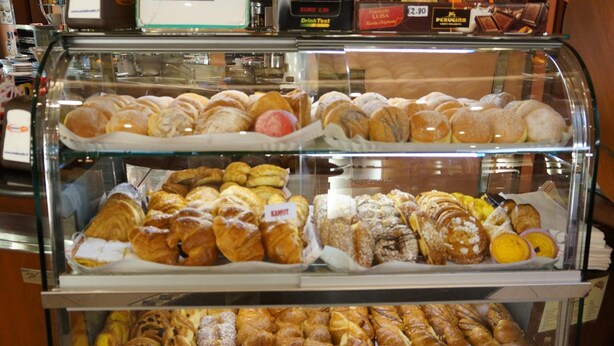 A bakery display case with various pastries and baked goods. - Albergo Bar Cenni (Ravenna)
