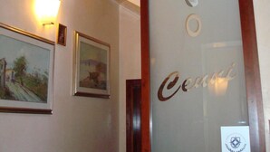 A staircase with a wooden handrail and a wall-mounted sign with the name 'ALBERO'. - Albergo Bar Cenni (Ravenna)