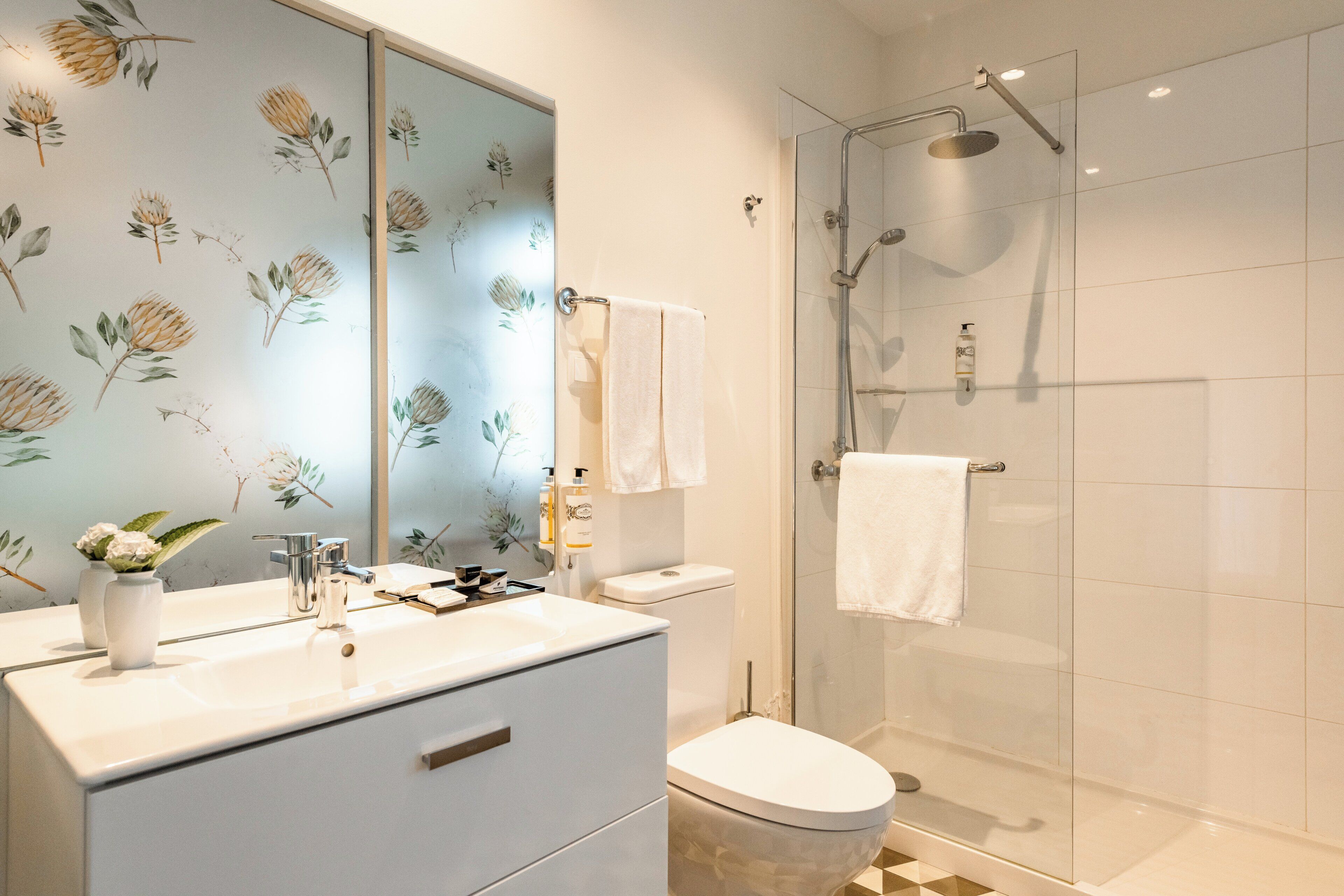 Un baño con ducha, inodoro y lavabo.