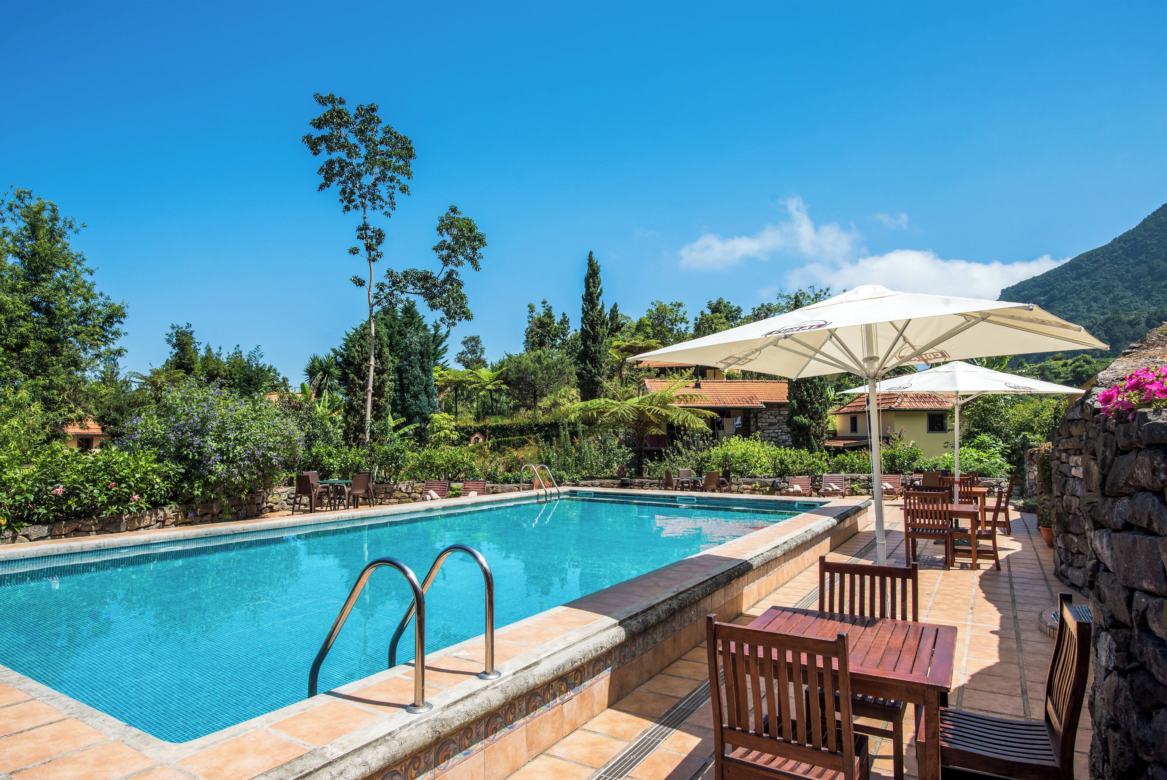 Piscina externa, guarda-sóis, espreguiçadeiras