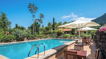 Piscina externa, guarda-sóis, espreguiçadeiras