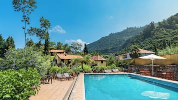 Outdoor pool, pool umbrellas, sun loungers