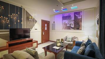 Junior Double Room | 1 bedroom, in-room safe, desk, soundproofing