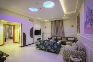 Caja de seguridad en la habitación y escritorio 