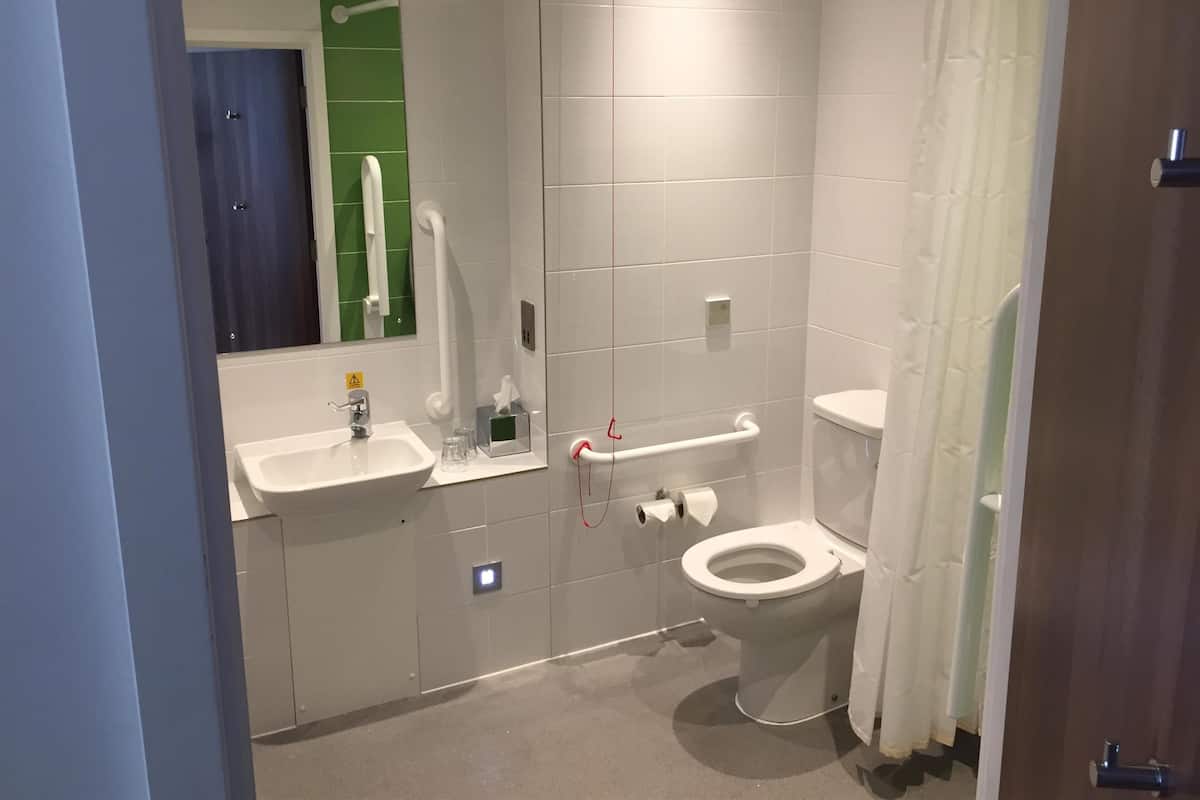 1 habitación, caja de seguridad en la habitación y escritorio