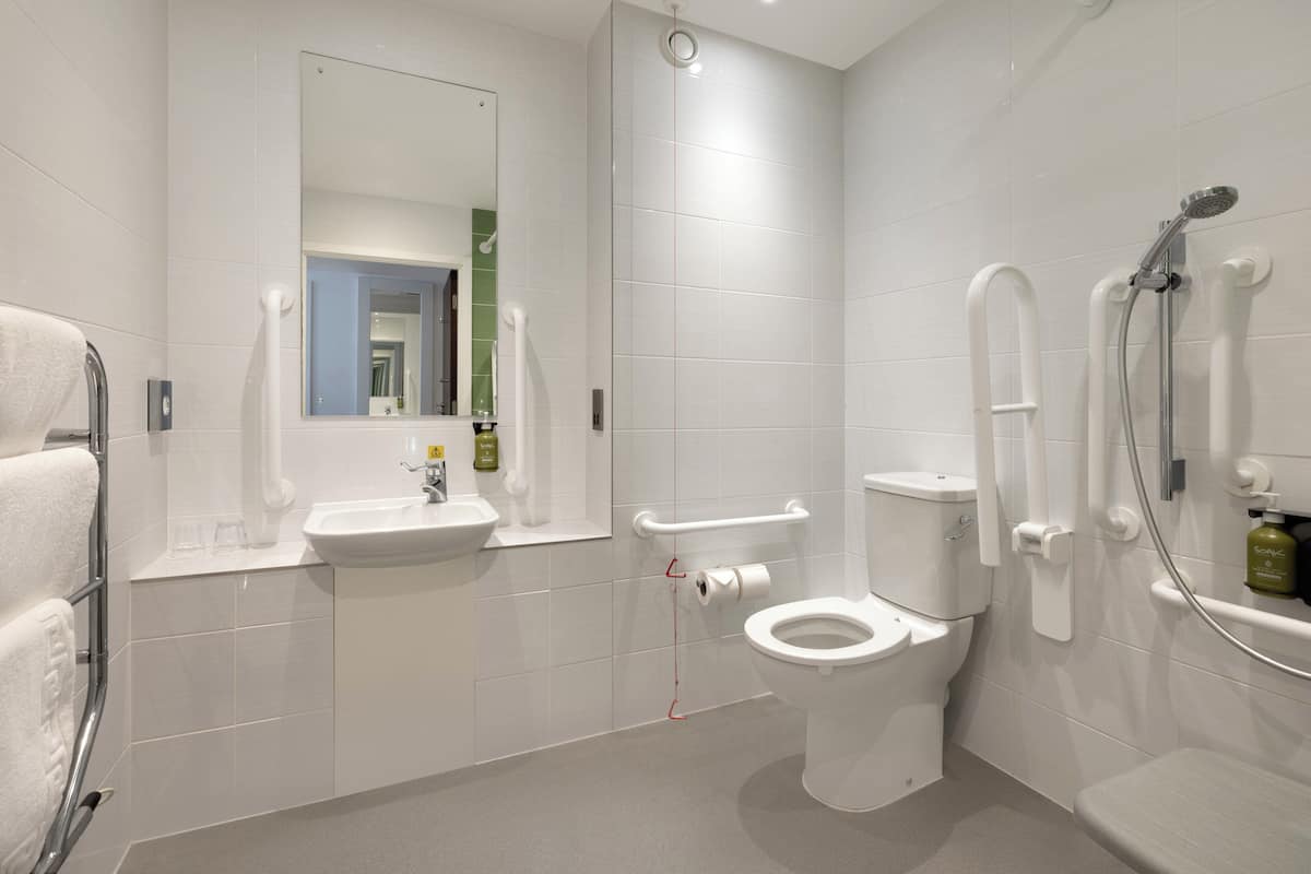 1 habitación, caja de seguridad en la habitación y escritorio