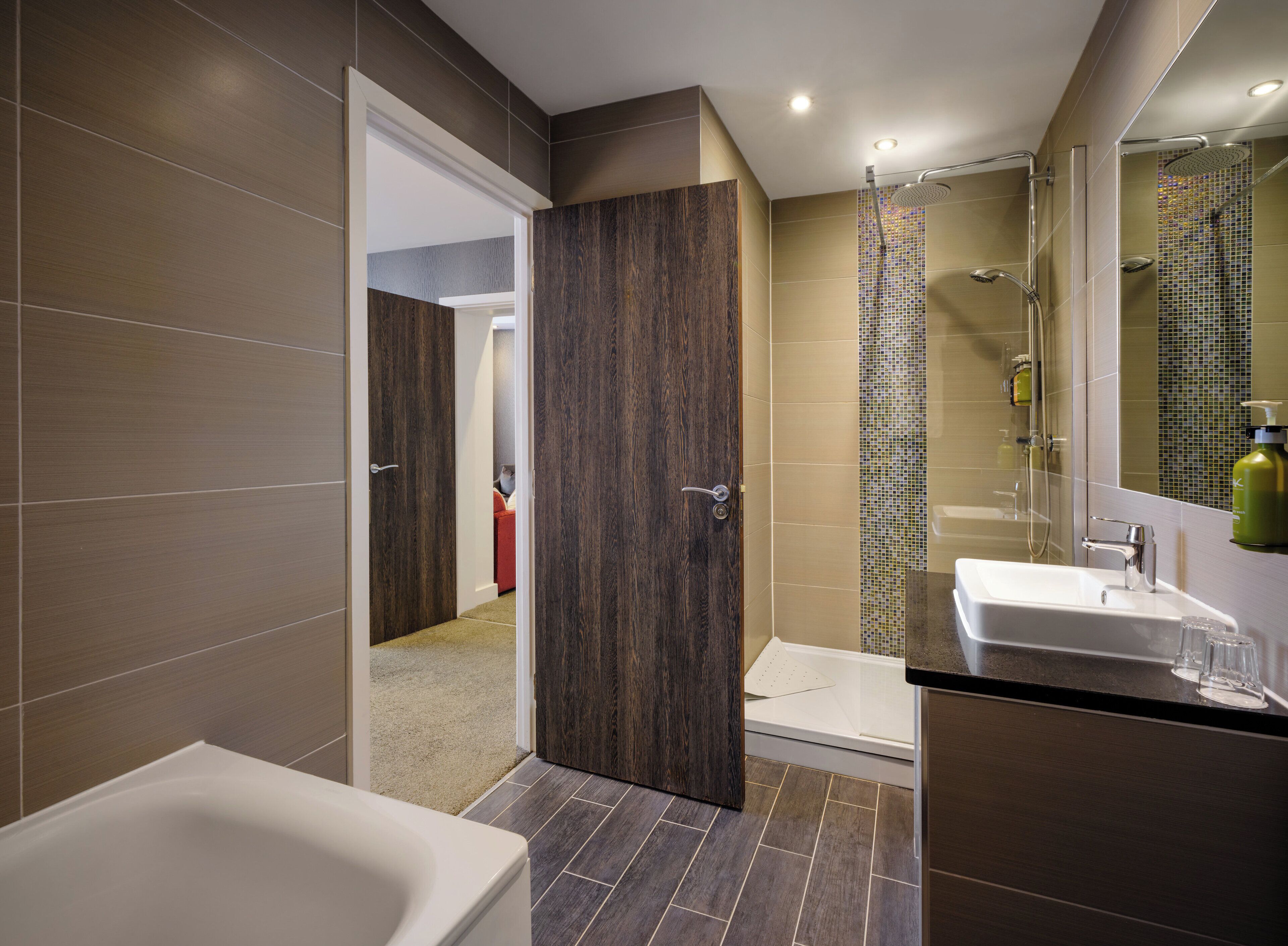 Suite, 1 habitación | Baño | Regadera, secadora de cabello, toallas 