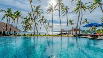 Piscine extérieure, parasols de plage, chaises longues